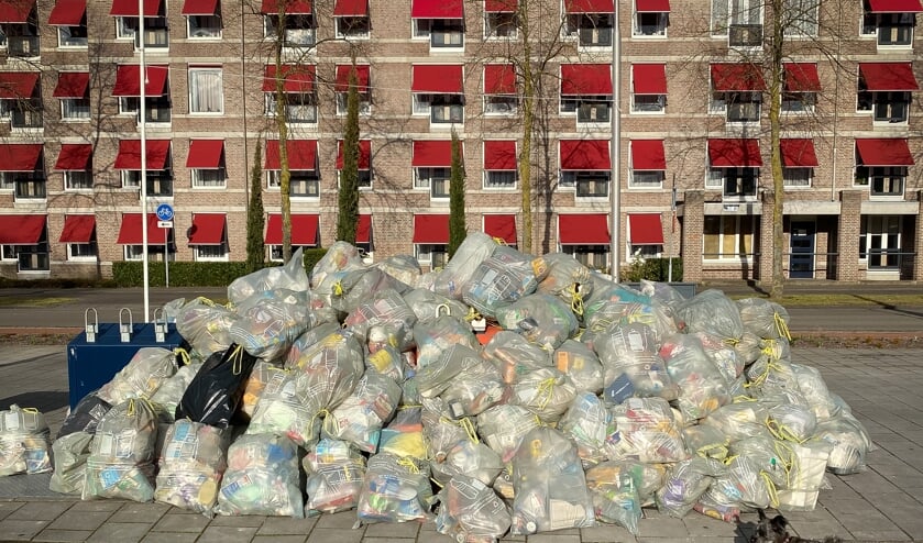 <p>Plastic afval bij Winkelcentrum Ussen.</p>