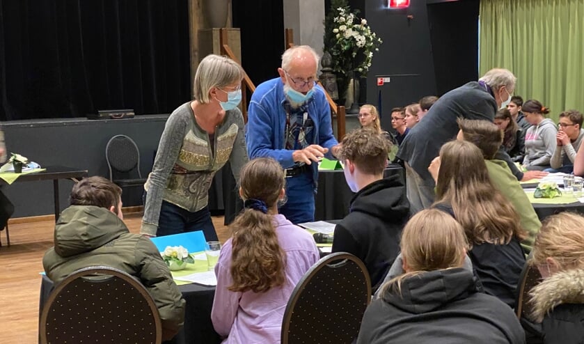De leerlingen van het Elzendaalcollege overleggen met de raadgevers tijdens een schorsing.
