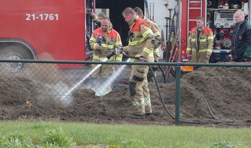 Brandweer in actie bij bedrijf aan Longobardenweg. (Foto: Thomas)