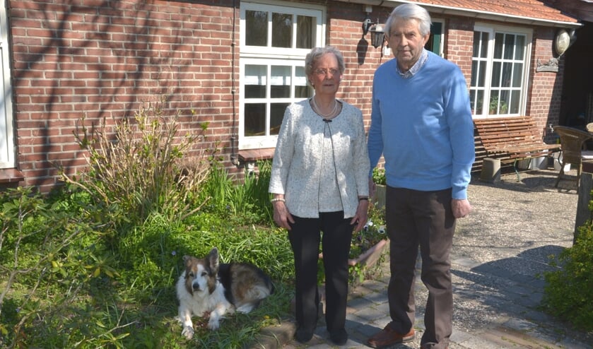 <p>Theo en Marietje bij hun huis waar ze samen gelukkig zijn. (foto: Henk Lunenburg)</p>