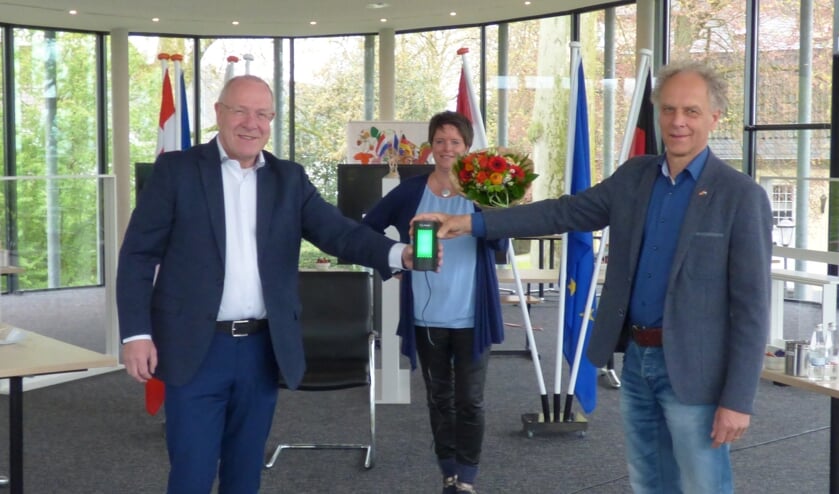 Dirk Unsenos van ISIS IC GmbH feliciteert Euregio-secretaris Sjaak Kamps en Projectcoördinator Svenja Arntz met het 50-jarige jubileum.