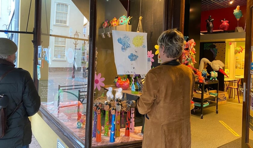 <p>De juryleden Janine van Hulsteijn (r) en Mirso Bajramovic (half zichtbaar, l) kijken aandachtig naar de kunst.</p>
