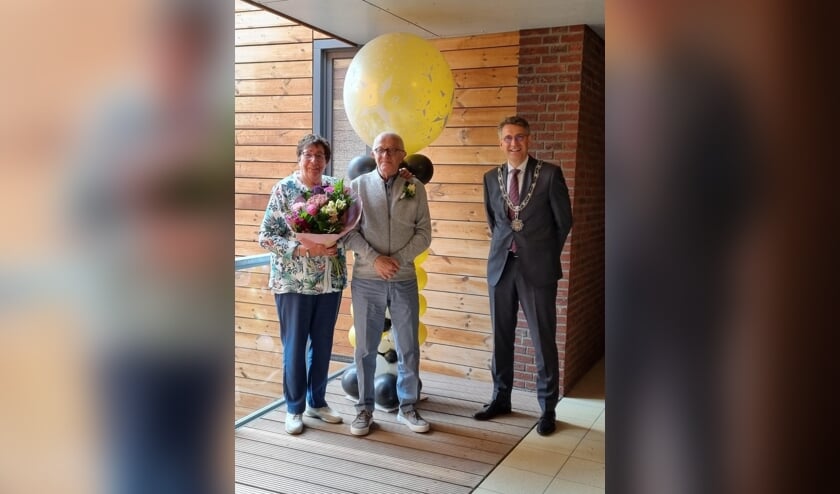 <p>Burgemeester Hillenaar kwam bij Jan en Mien over de vloer om het huwelijk te vieren.</p>