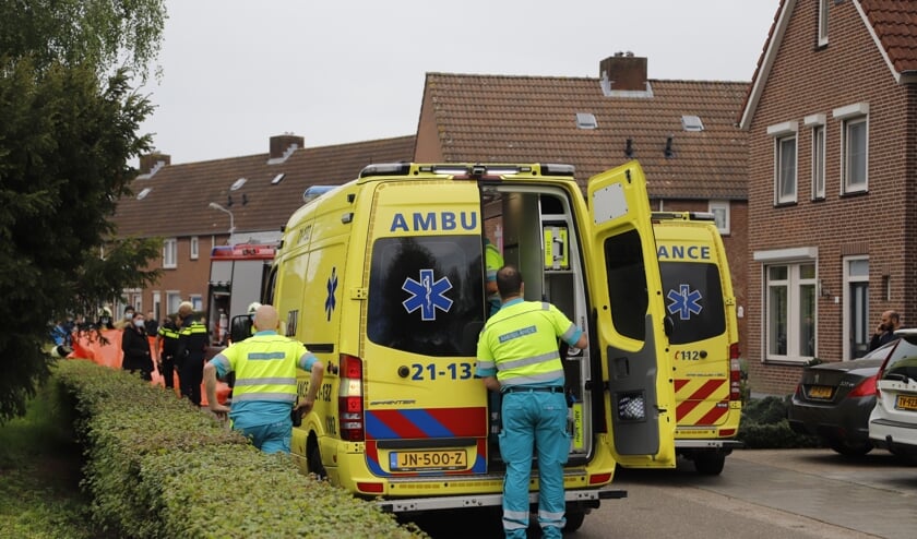 Het slachtoffertje is per ambulance naar het ziekenhuis gebracht. (Foto: SK-Media).