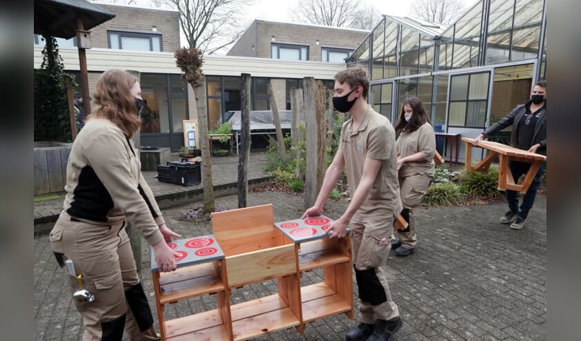 <p>BWI-leerlingen Hooghuis knappen patio Hub-school op.</p>
