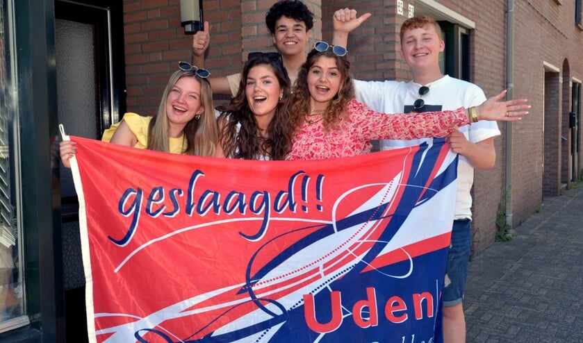 <p>In de Kapelstraat kwam een groepje geslaagden van VMBO TL4 bijeen om het goede nieuws te vieren.</p>