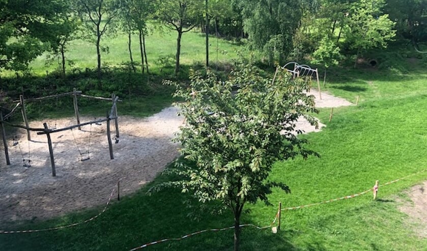 Het nieuwe speelterrein ligt er prachtig bij.