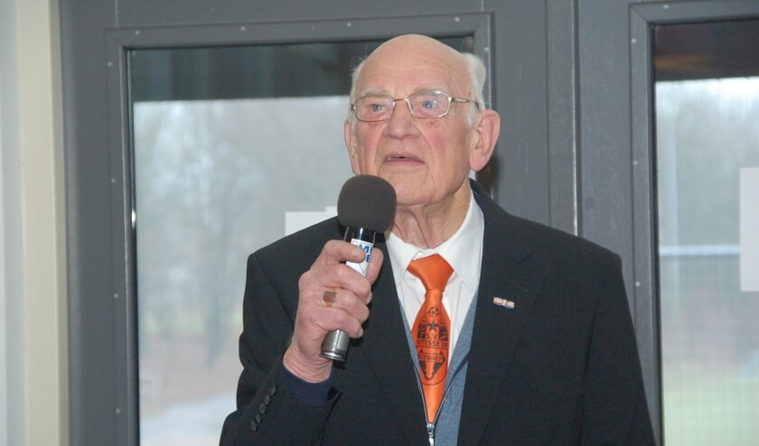 <p>Jacob van Tankeren bij de huldiging voor 75 jaar lidmaatschap bij Vitesse'08 op de nieuwjaarsreceptie in 2017 Hij werd 92 jaar..</p>