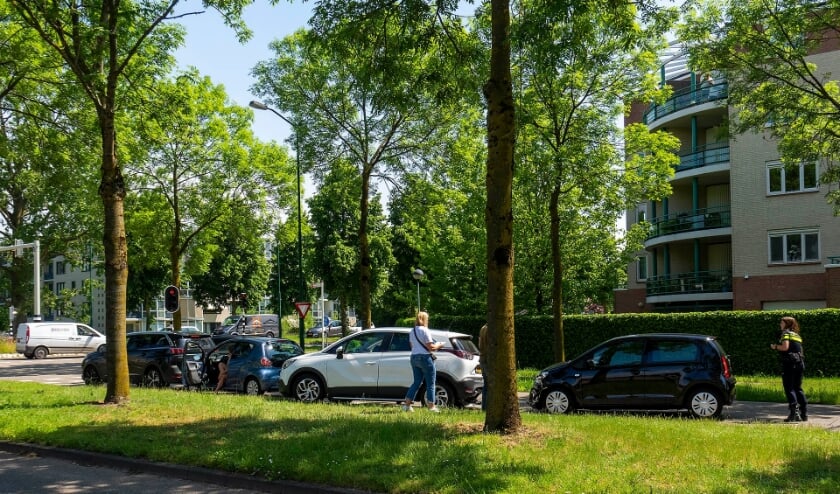 Drie auto's botsen op elkaar op kruispunt in Oss. (Foto: Gabor Heeres, Foto Mallo)