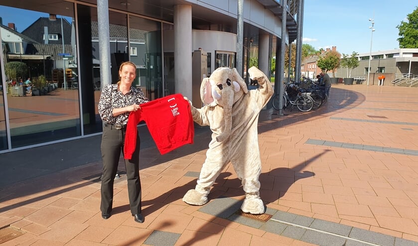 Wethouder Bouke de Bruin overhandigt Ollie de Olifant een prachtig nieuwe Land van Cuijk sweater.
