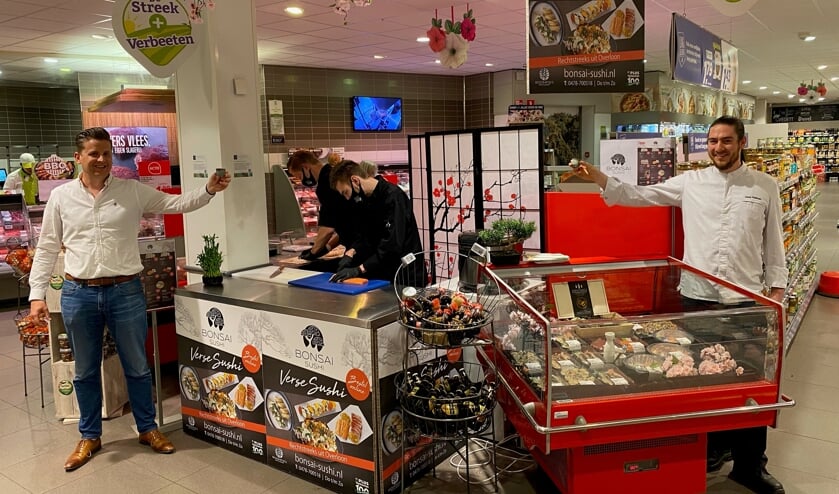 <p>Links Jan Verbeeten van PLUS Verbeeten, geheel rechts Jaap Volman van Bonsai Sushi.</p>
