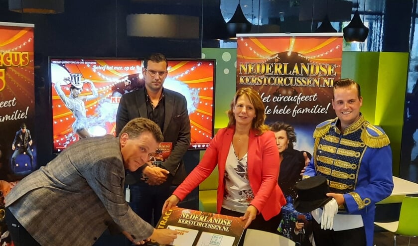 Ondertekening voor samenwerking gemeente Oss en Kerstcircus Oss.