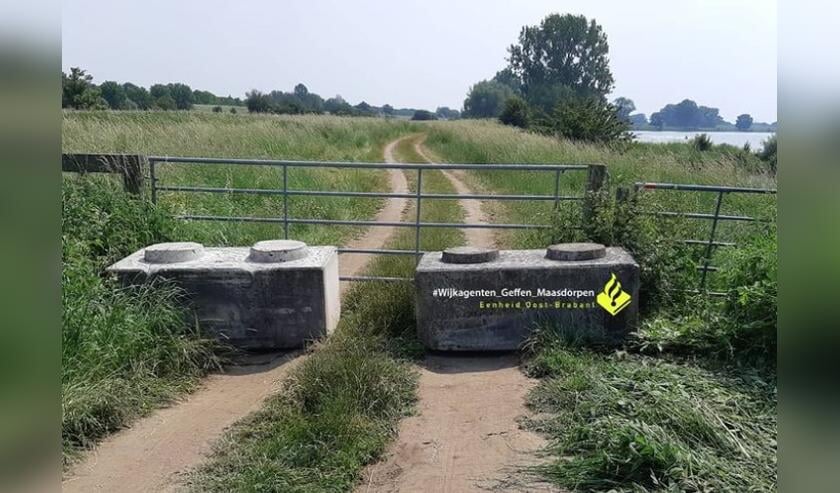 Betonblokken voor de uiterwaarden bij 't Wild. (Foto: wijkagenten Geffen / Maasdorpen)