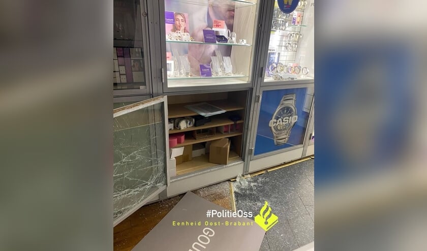 Inbraak bij Lucardi Juwelier. (Foto: Facebook politie Oss)