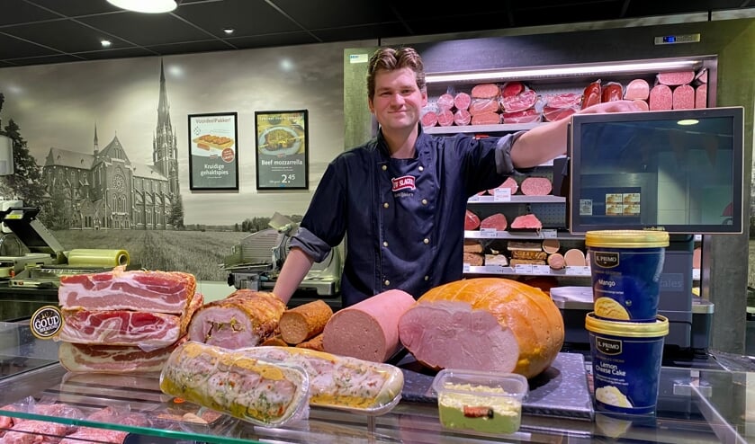 Stefan Romijnders met op de toonbank zijn bekroonde producten plus het ijs.