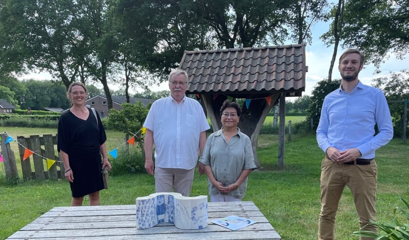 <p>Van links naar rechts Marlies Crooijmans (kunstenaar), Piet en Dora Tiemen en wethouder Rik Compagne.</p>