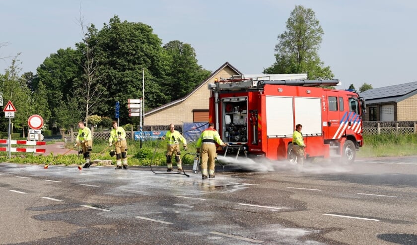 De brandweer moest het wegdek schoonspuiten.