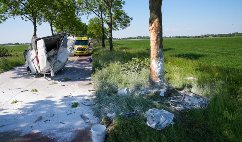 <p>Grote puinhoop na botsing in Oijen. (Foto: Gabor Heeres, Foto Mallo)</p>