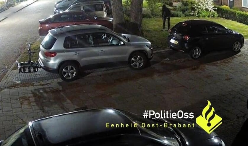 Beeld van een bewakingscamera in Ravenstein. (Foto: Facebook politie Oss)