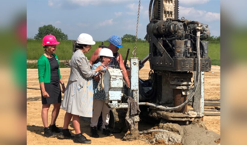 <p>V.l.n.r. Ineke Wever, wethouder Willy Hendriks van Haren en zuster Annelies. Onder begeleiding van een specialist boren ze paal nummer 9 de grond in als symbolisch startschot.</p>