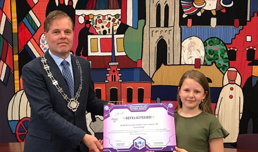 <p> Burgemeester Walraven bedankte DiTaky voor haar inzet en gaf haar een dik compliment!</p>