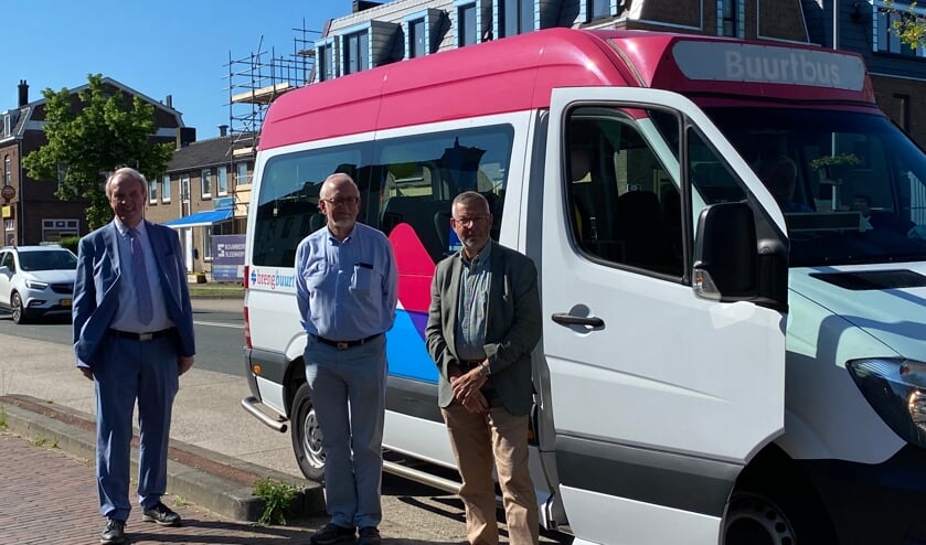 De eerste passagiers op Buurtbus 569, vanaf links Geertjan Wienhoven, Hans Scholten en René Waas. (Tekst en foto: Jos Gröniger)