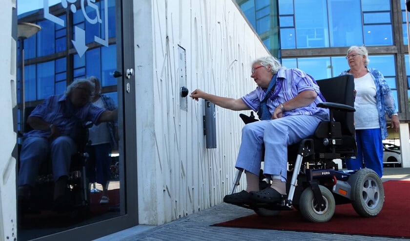 Arma Fokkema van het SGL opent in 2018 een mindervalidenlift bij het gemeentehuis in Bergschenhoek. (Foto: Andrea van der Houwen)