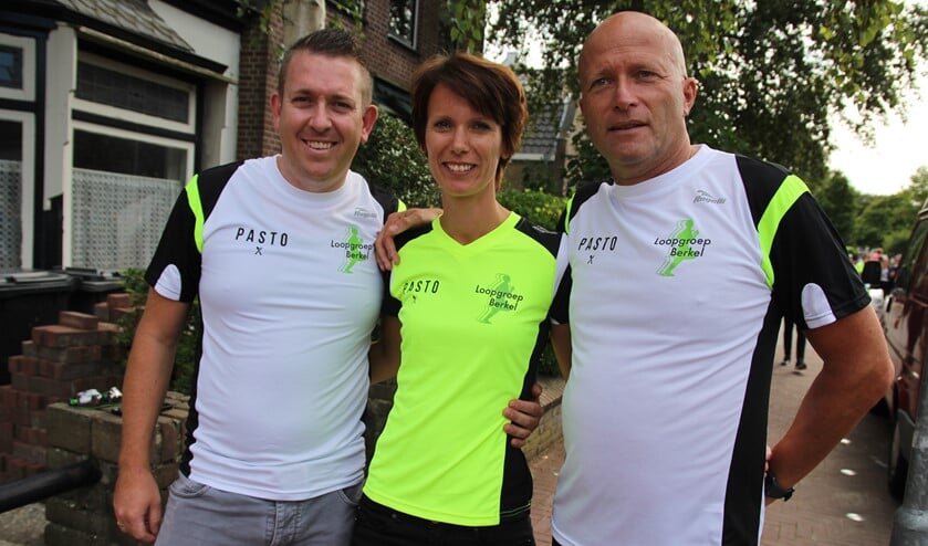 Gert Bolier (rechts) met de nieuwe trainers Diana en Arjan van IJzendoorn.