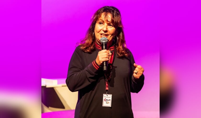 Manuela is werkzaam bij Bibliotheek Oostland en spreekt tevens regelmatig voor grote gezelschappen.