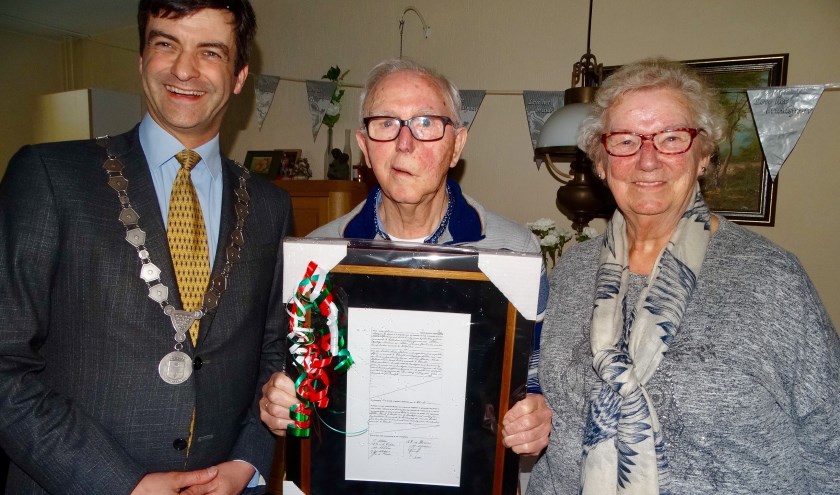 Burgemeester Pieter van de Stadt bracht een kopie van de originele trouwakte mee voor het diamanten bruidspaar.