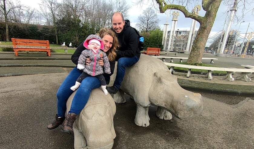 Het liefdevolle gezin van Marlika met man Maurice en kersverse dochter Manouk.