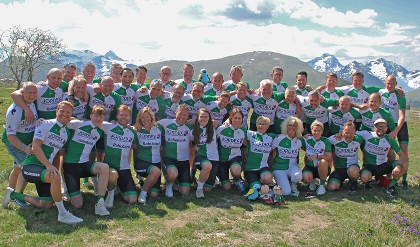 De 36 teamleden van Rotterdam Fund Racers, met onder andere de Berkelse bestuursleden Norbert de Boer en Lars van den Broek.