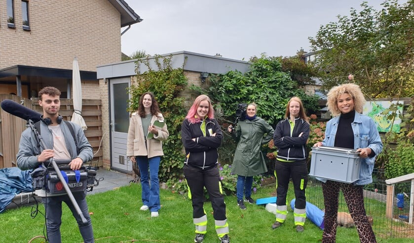 <p>Het 'team' dat de egel kwam redden. Van links naar rechts: Leandro, Brenda, Karlijn, Marle, Ashley en Anne.</p>