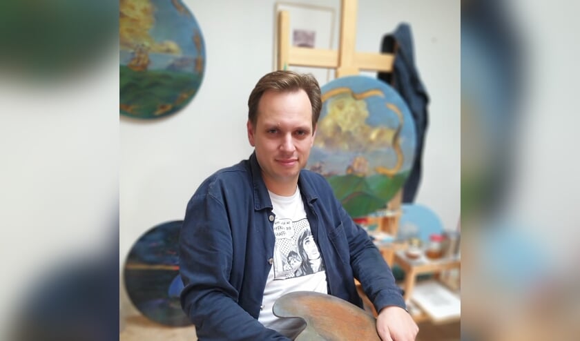 <p>Rens Krikhaar in zijn atelier.</p>