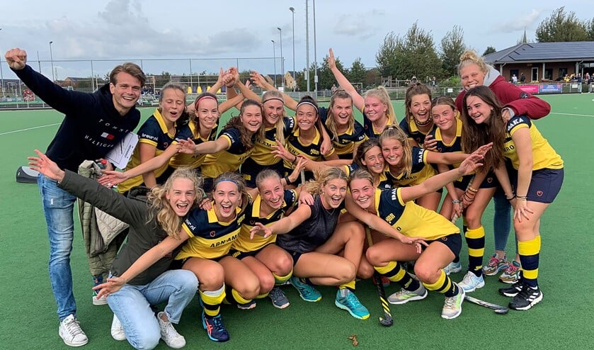 <p>MA1 van HBR met begeleiders Oscar van de Hul en Marit Leijdens vieren het bereiken van de Super A competitie.</p>