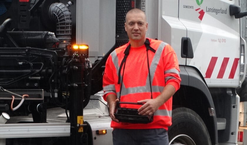 <p>Mark bedient de kraan van de grote vrachtwagen op veilige afstand.<br><br></p>