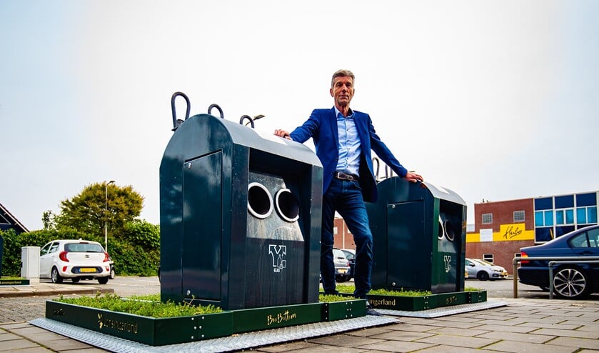 <p>Wethouder Simon Fortuyn bij een van de eersten Bio Bottoms in Lansingerland. (Foto: Ariane Kok)</p>
