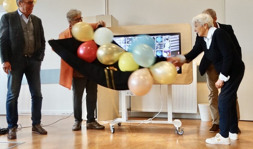 <p>Trouwe bezoekers van de dagbesteding onthullen de belevenistafel met John van der Meulen (links) en Ed van der Knaap.</p>
