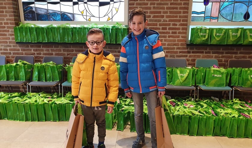 <p>Mikai (links) en zijn broer Deon. Zij vonden het jammer dat de jeugdweek niet doorging, maar waren wel heel blij met de goodiebag! </p>