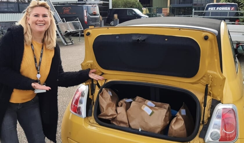 <p>Izabella Ridder van Ridder Catering + Events met verrassingspakketten in haar auto.</p>