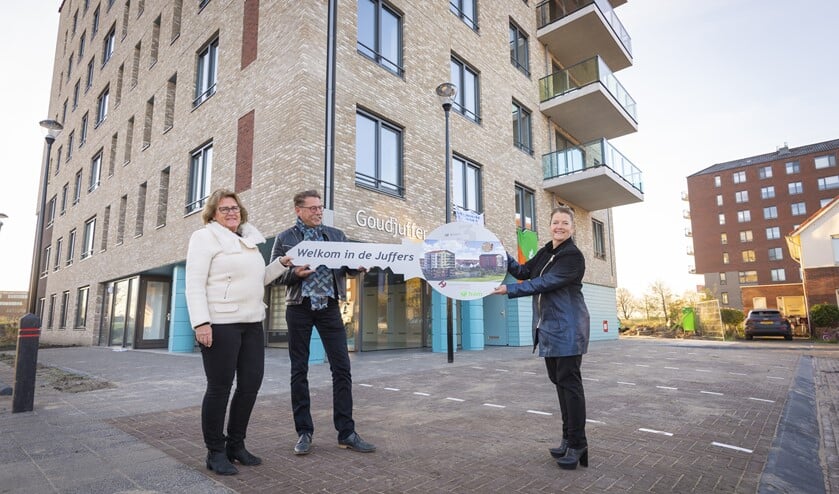 <p>Wethouder Kathy Arends (rechts) overhandigt de sleutel aan de heer en mevrouw Ellens, twee nieuwe bewoners van de Goudjuffer. </p>
