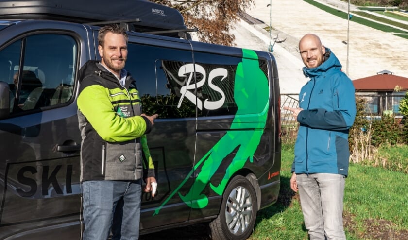 <p>Sander Reedijk en Jasper Rotgans bij de skipiste.</p>