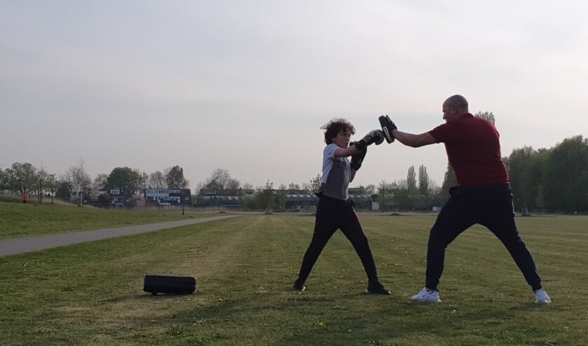In de open lucht trainen met een bokszak of trapkussen kan nog wel, mits natuurlijk met iemand uit hetzelfde gezin.