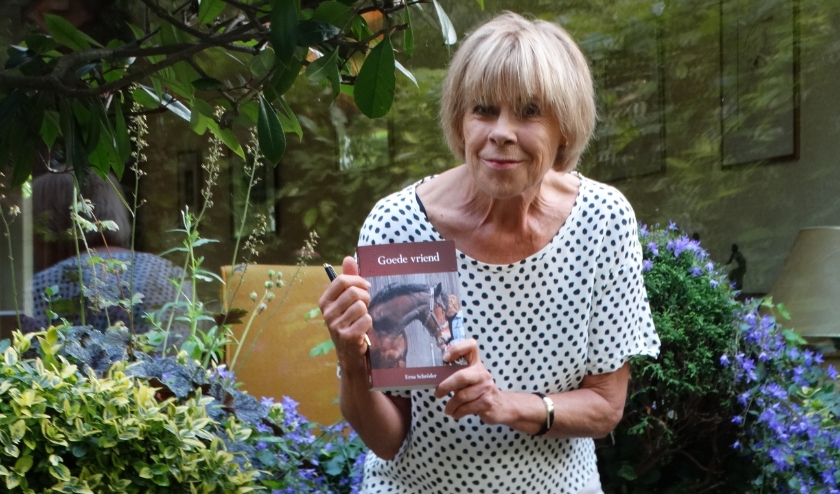 Erna haalt met veel plezier haar vulpen tevoorschijn om het boek te signeren.