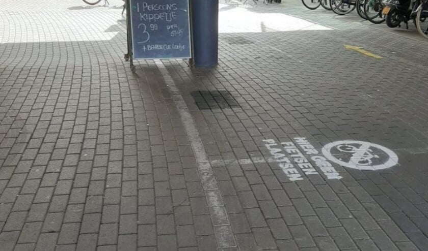 Op de straatstenen zijn pictogrammen aangebracht door de gemeente.