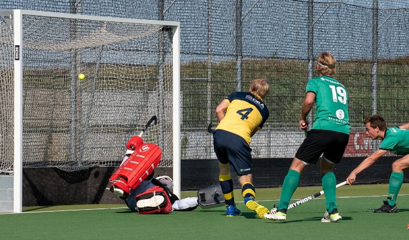 Laurens van der Burg wipt de 3-1 hoog in het net. (Foto: Erik van Dort)