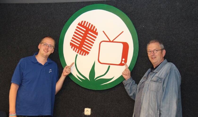 Mathijs van der Kaaij (links) en Hans Cieremans voor het logo van RTV Lansingerland.