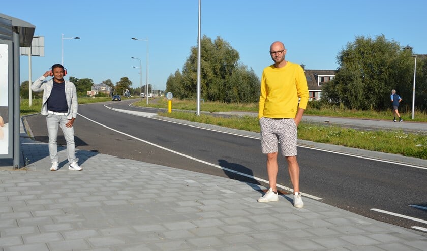 <p>Robert Bakker (links) en Taco van Berkel tijdens een geluidsmeting die de bewoners zelf hebben uitgevoerd.</p>