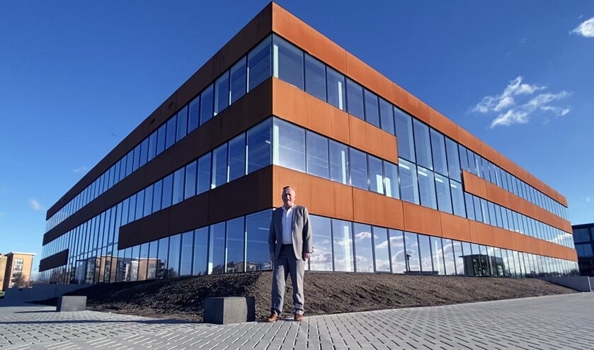 <p>Directeur Arnold Koot voor het spiksplinternieuwe gebouw.</p>