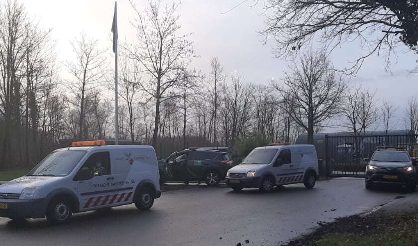 <p>Sportieve recreanten kregen een bon, omdat ze met te veel mensen dichtbij elkaar stonden. Foto: Bartho Karlas / Twitter </p>